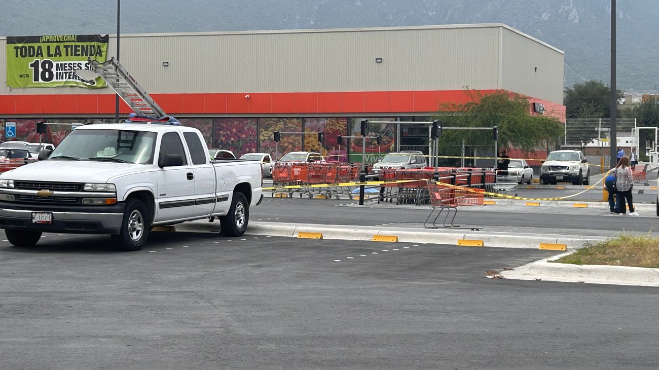 Muere hombre en estacionamiento de negocio en Escobedo