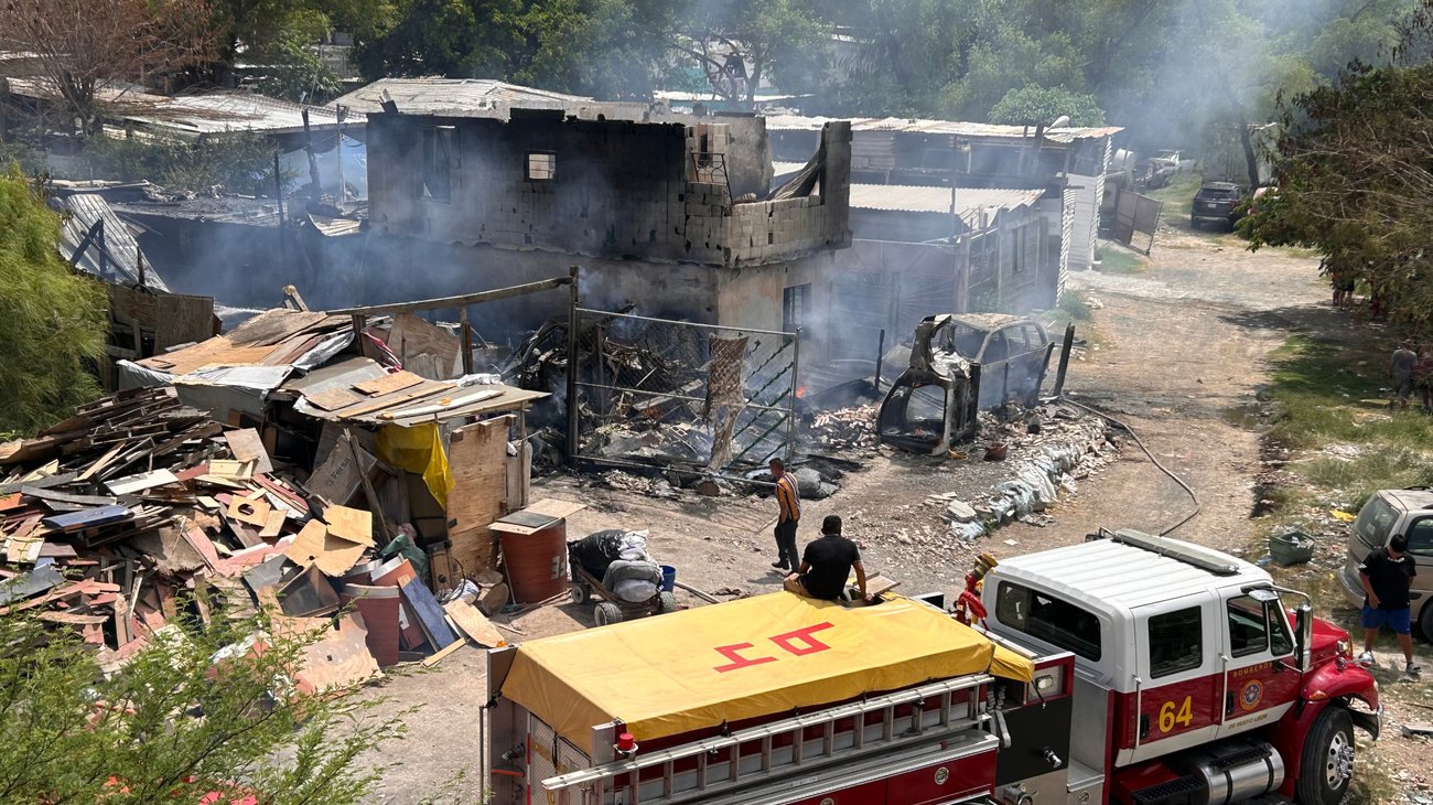Incendio consume vivienda en Escobedo; desalojan a 14 personas