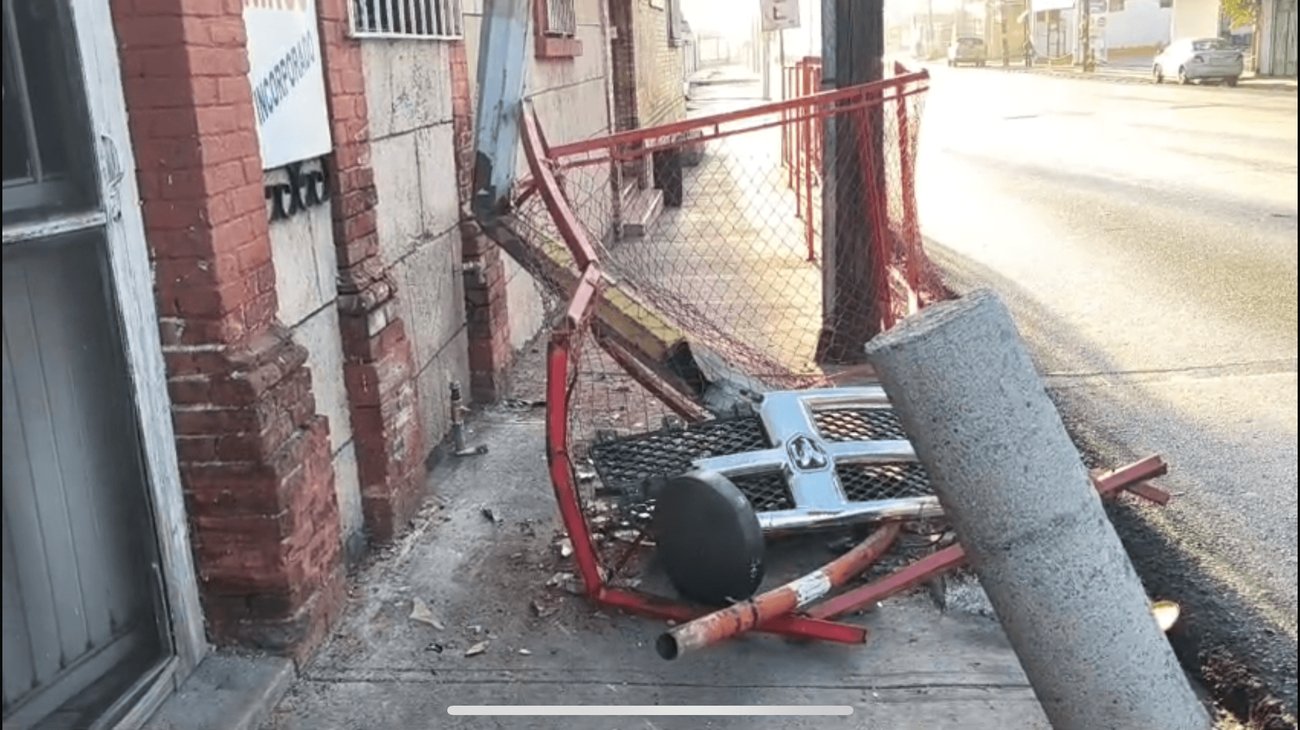 Impactan vehículo contra colegio y abandonan el lugar