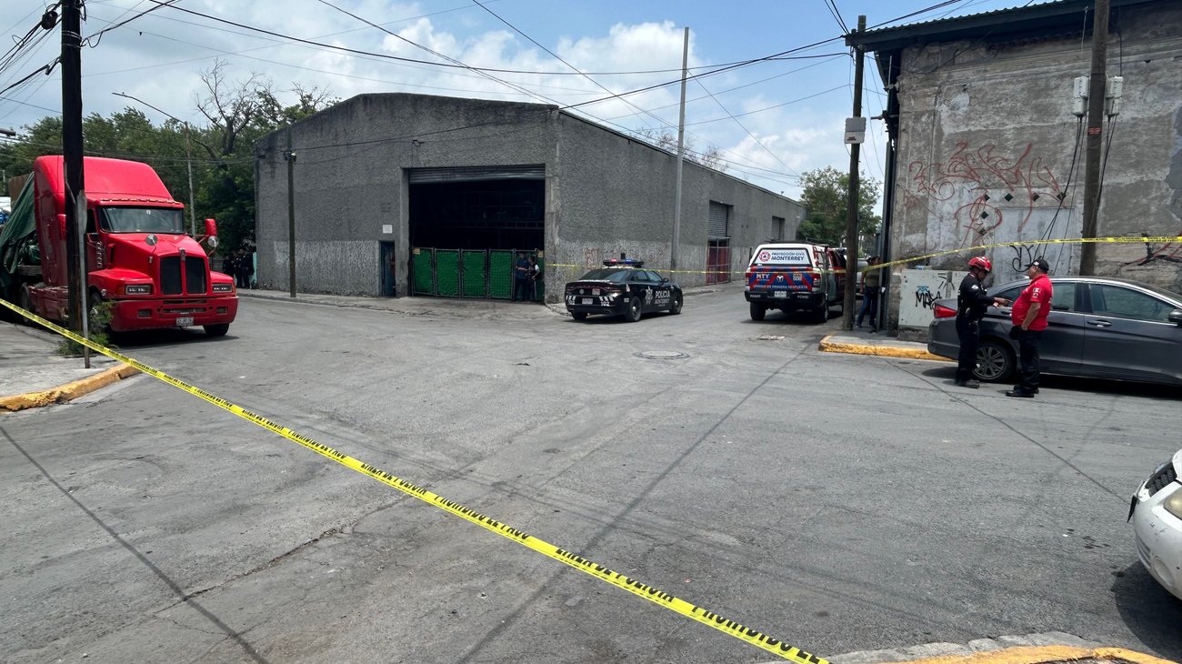 Muere trabajador tras caer de tráiler en Monterrey