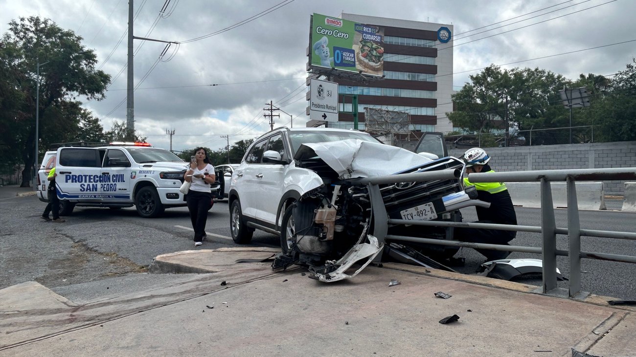 Conductora choca contra barandal de contención en Morones Prieto