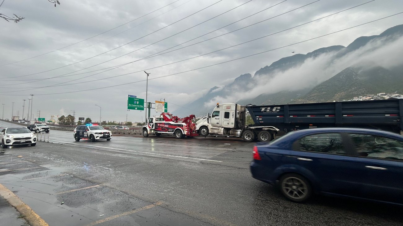 Se desprende caja de tráiler tras perder el control en San Pedro