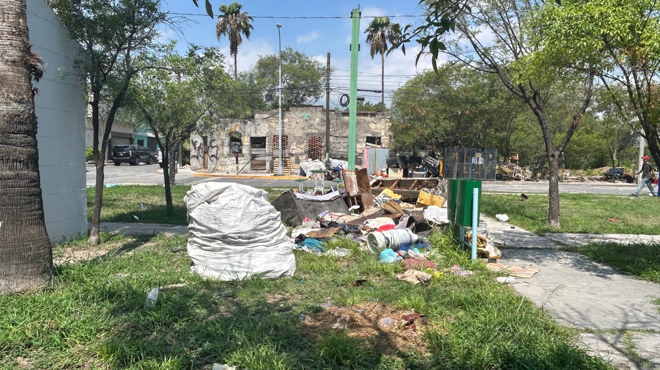 Basura invade plaza pública y genera foco de insalubridad