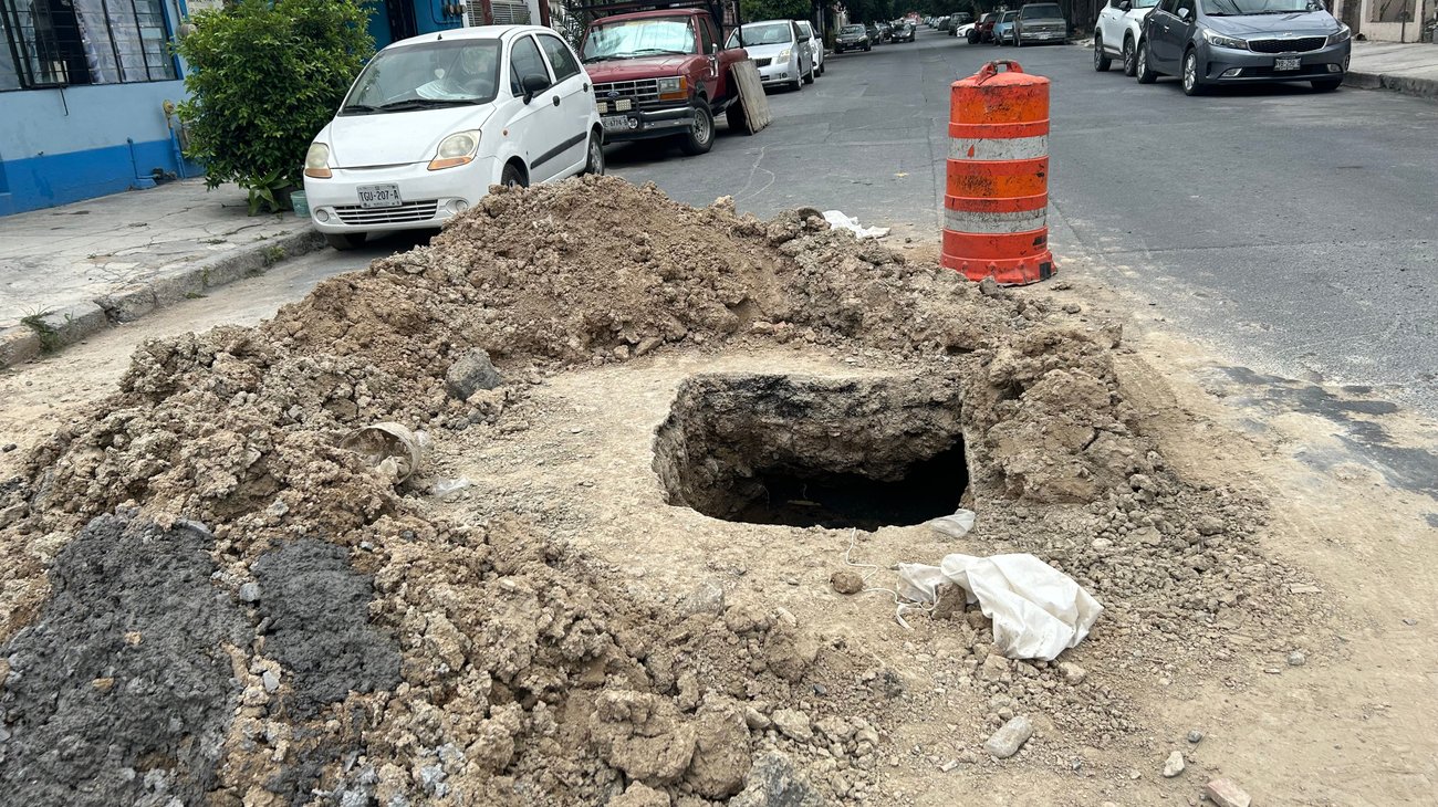 Peligro por zanja en colonia Progreso, en Monterrey