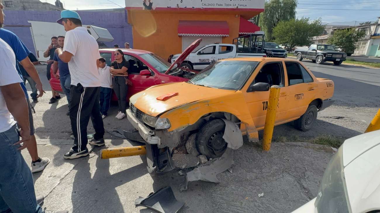 Evita choque entre taxis y termina impactado contra postes