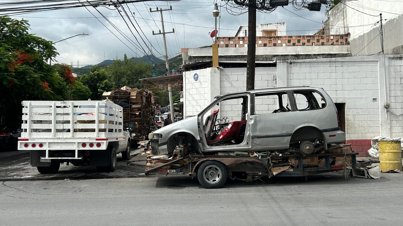 Retiran 'cascarón' de auto tras reportes en la Independencia