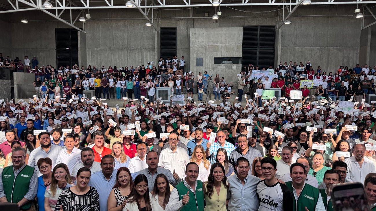 Entrega Coahuila 'súper becas' para estudios en el extranjero