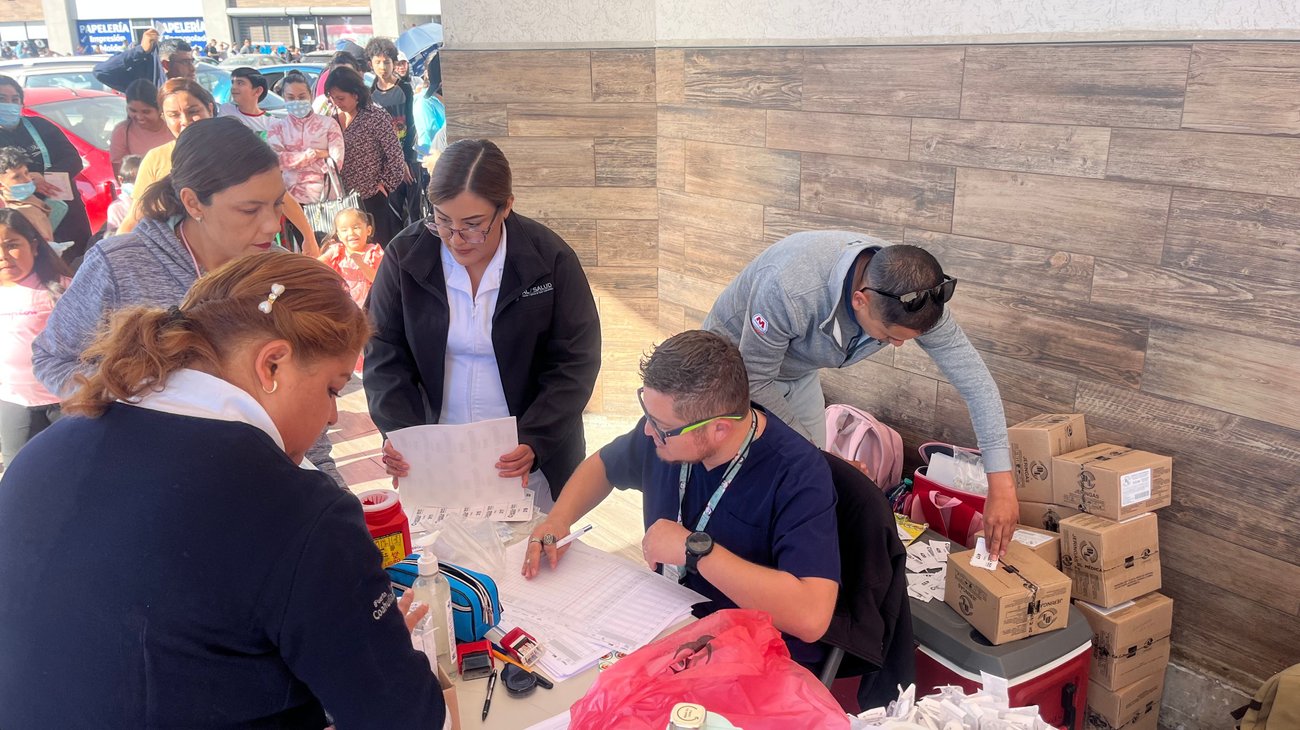 Largas filas en jornada contra sarampión en Mirasierra