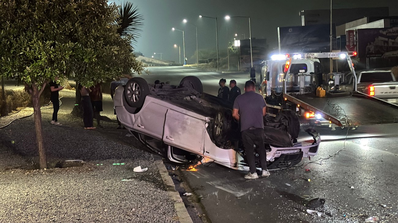 Dormita al volante y vuelca en Leones en García