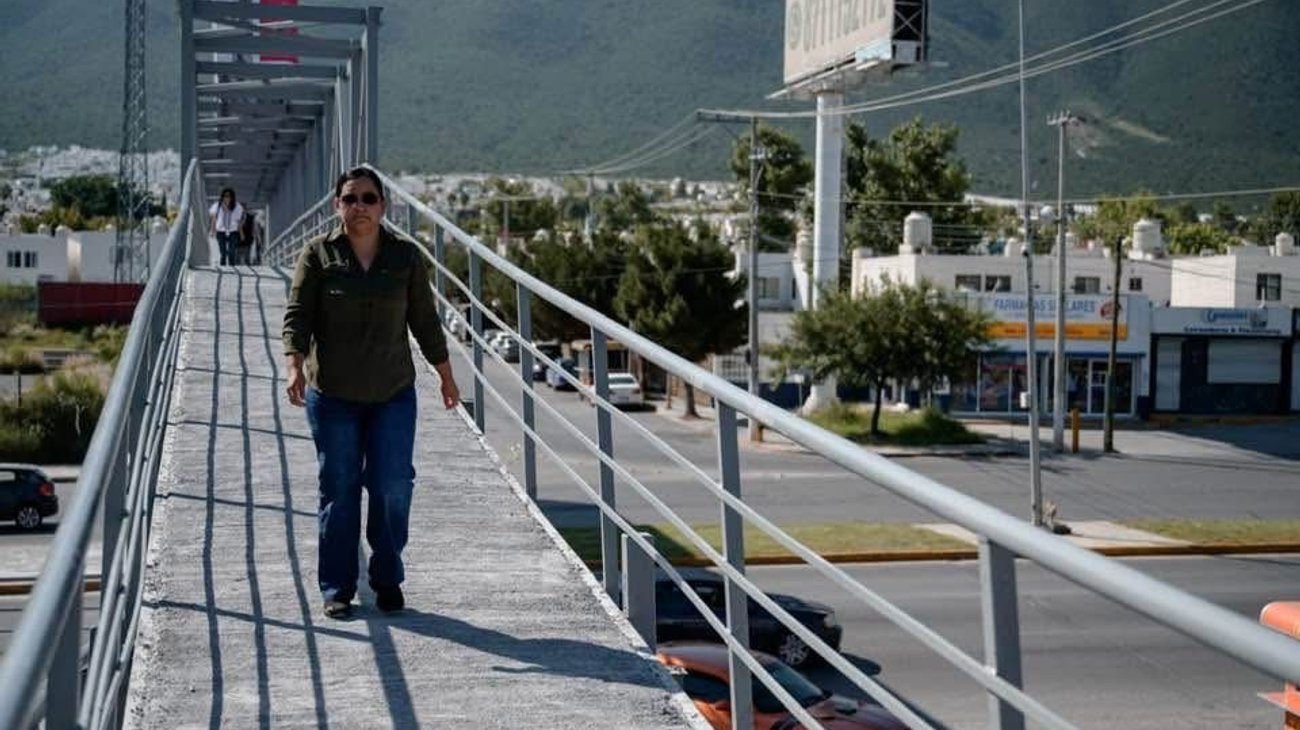 Estrenan puente peatonal sobre Emilio Arizpe, en Saltillo