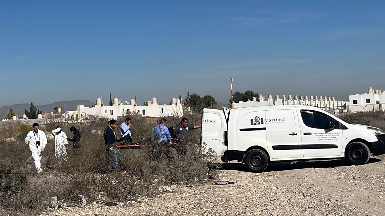 Localizan a hombre sin vida en lote baldío; autoridades indagan