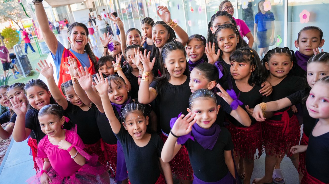Jóvenes combinan el fútbol con gimnasia para celebrar el Mundial