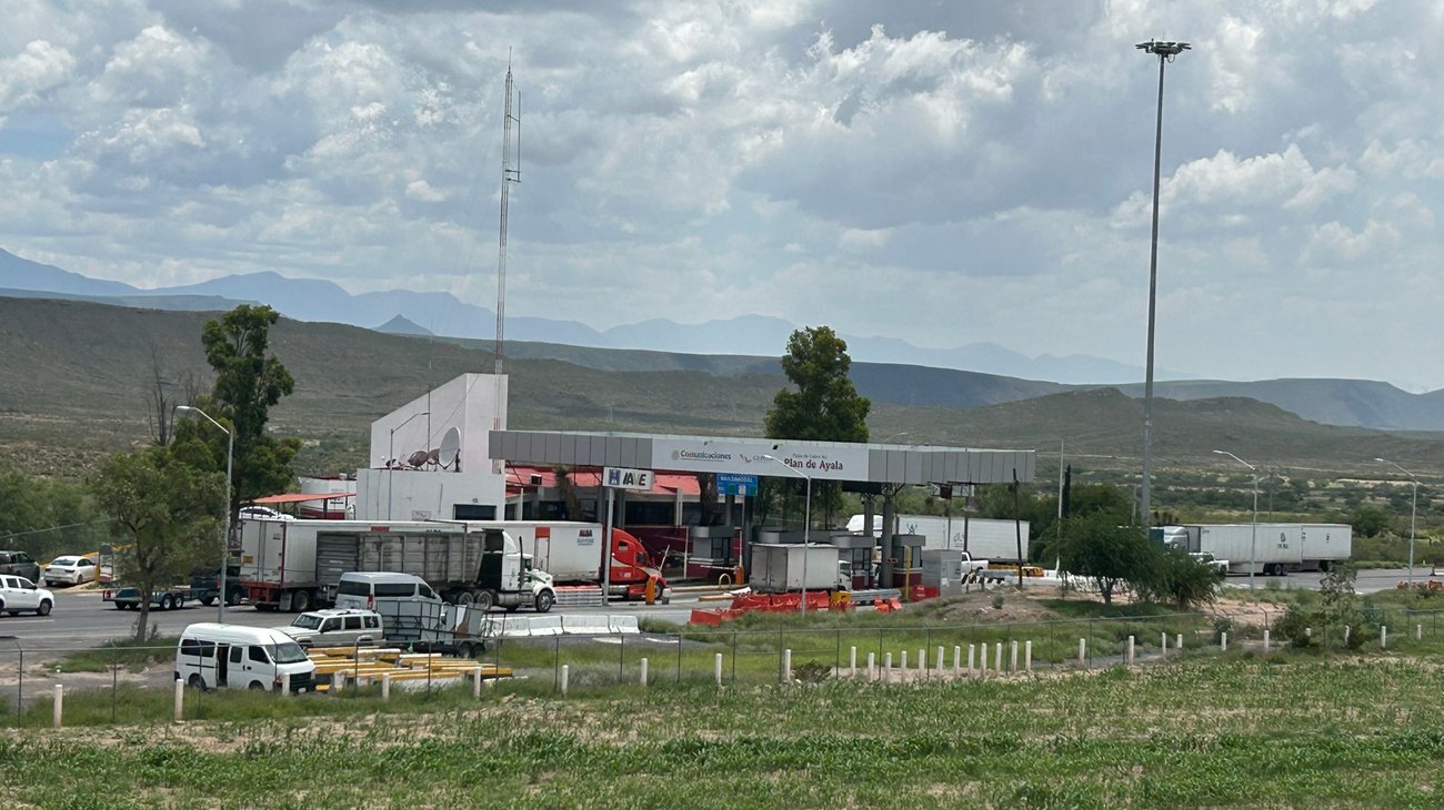 Usuarios exigen mejorar operación en caseta Plan de Ayala