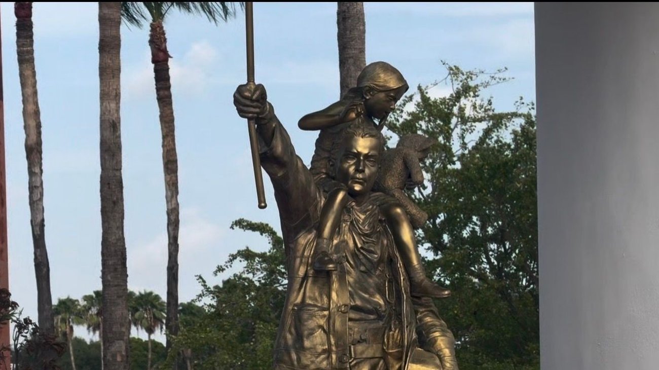 Honran con estatua a bomberos caídos en fábrica Spellman