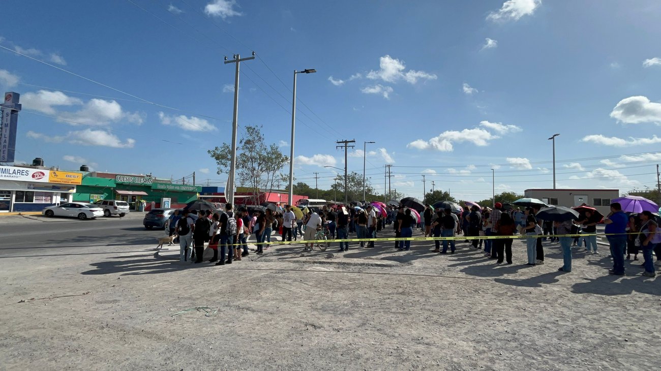 Aspirantes hacen fila por vacantes de tienda en Matamoros