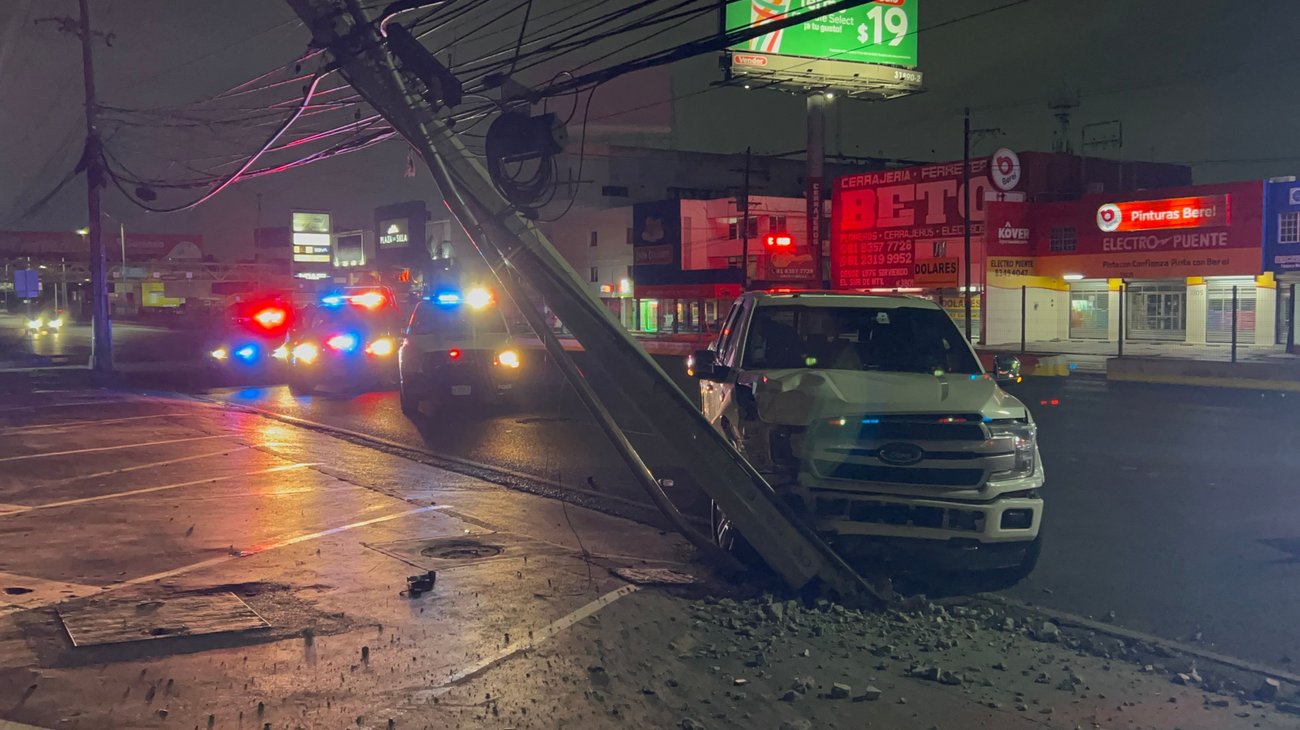Conductor ebrio choca camioneta contra poste en Av. Garza Sada