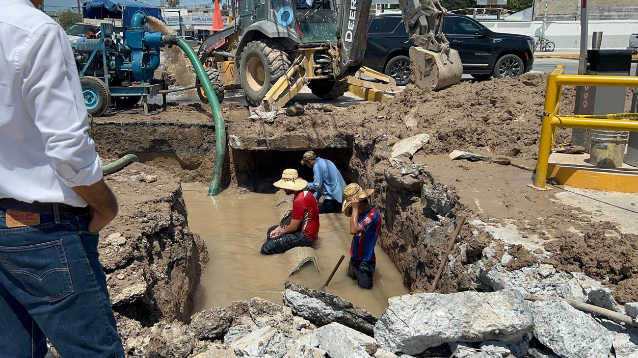 Fuga de agua crea caos frente a Central de Autobuses de Matamoros
