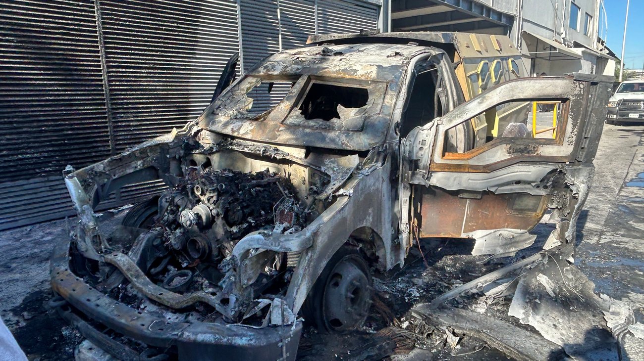 Sofocan incendio de camión de valores en Apodaca