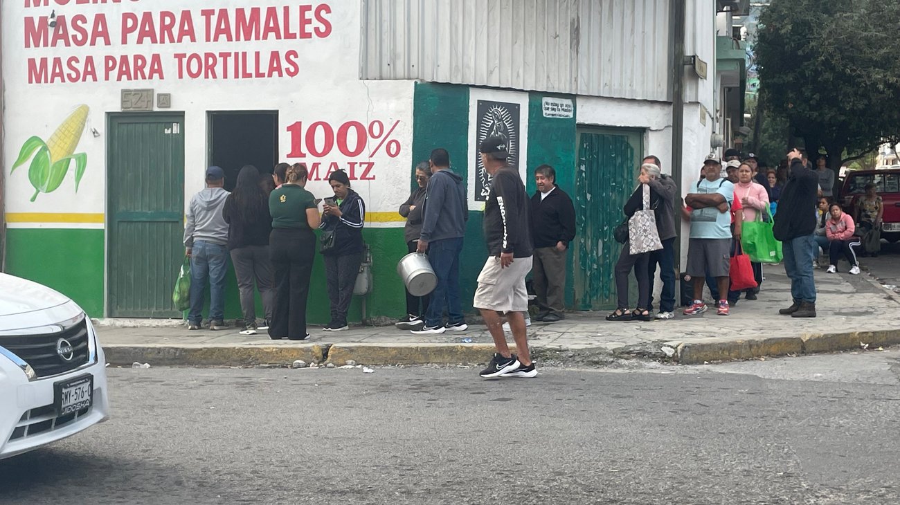 Largas filas para comprar masa previo a Nochebuena