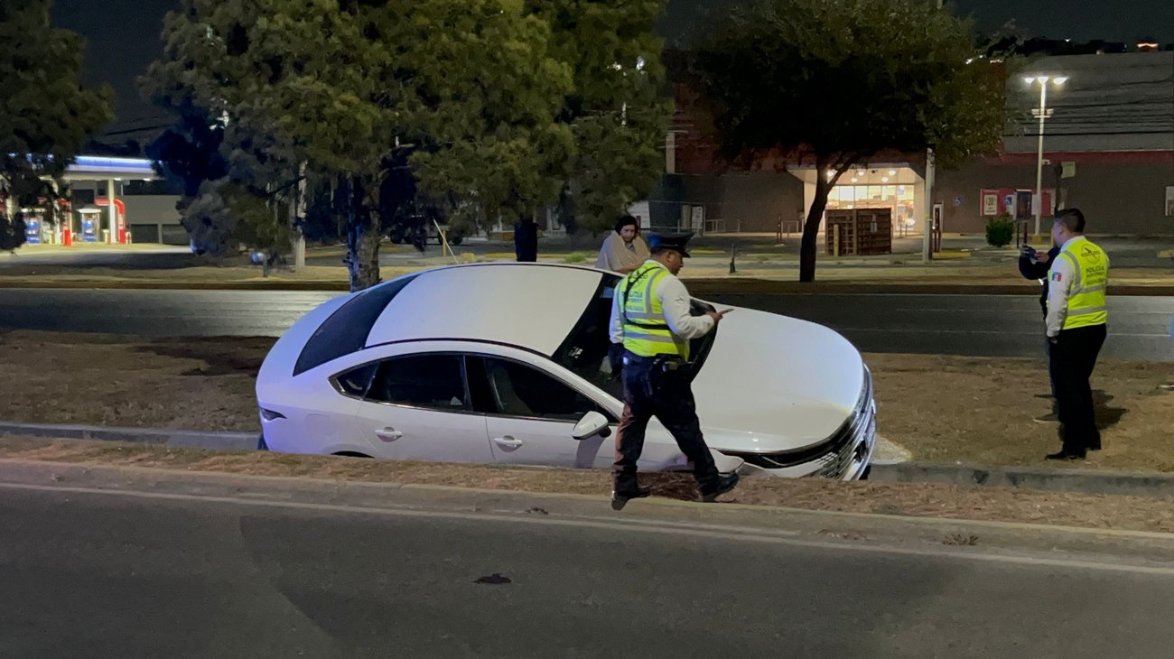 Auto cae a canal pluvial por despiste al volante en Monterrey