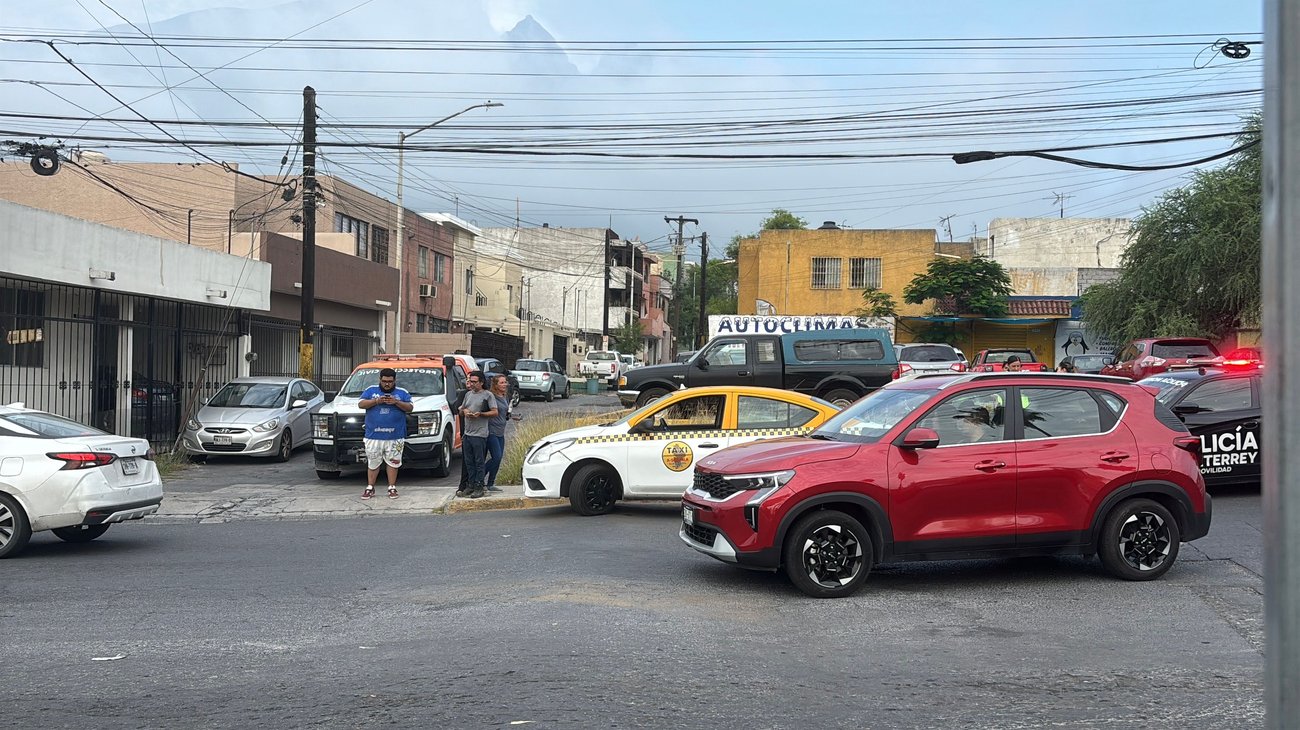 Choque entre taxi y camioneta deja a mujer lesionada en Monterrey