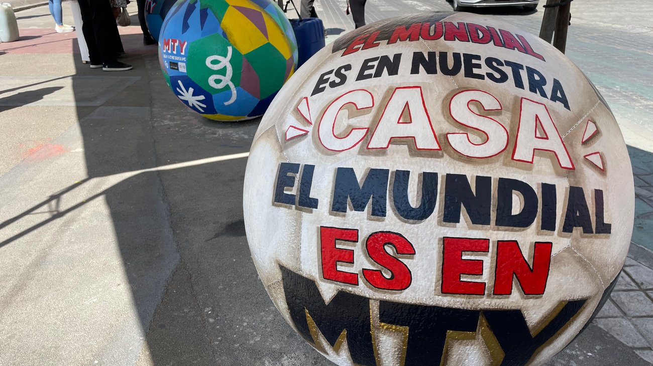 Decora Monterrey el centro con balones artísticos 