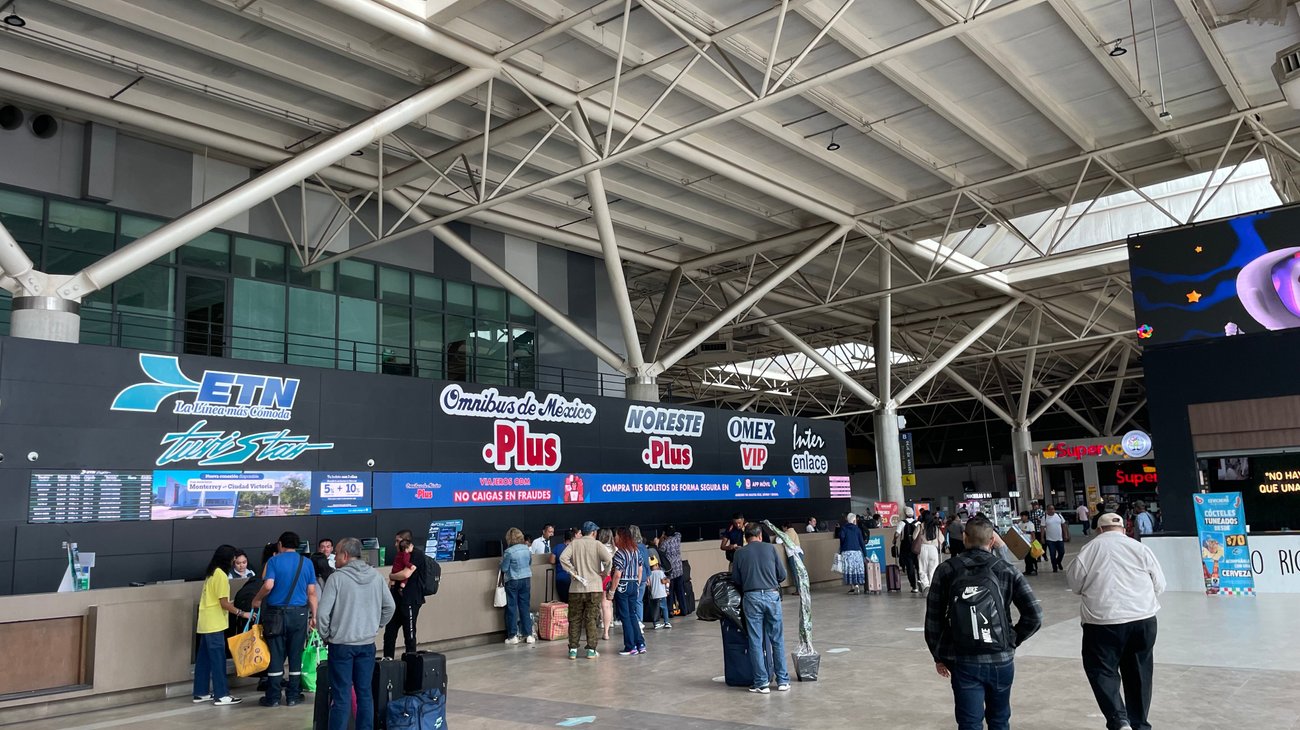 Regresan poco a poco viajeros a Monterrey tras vacaciones