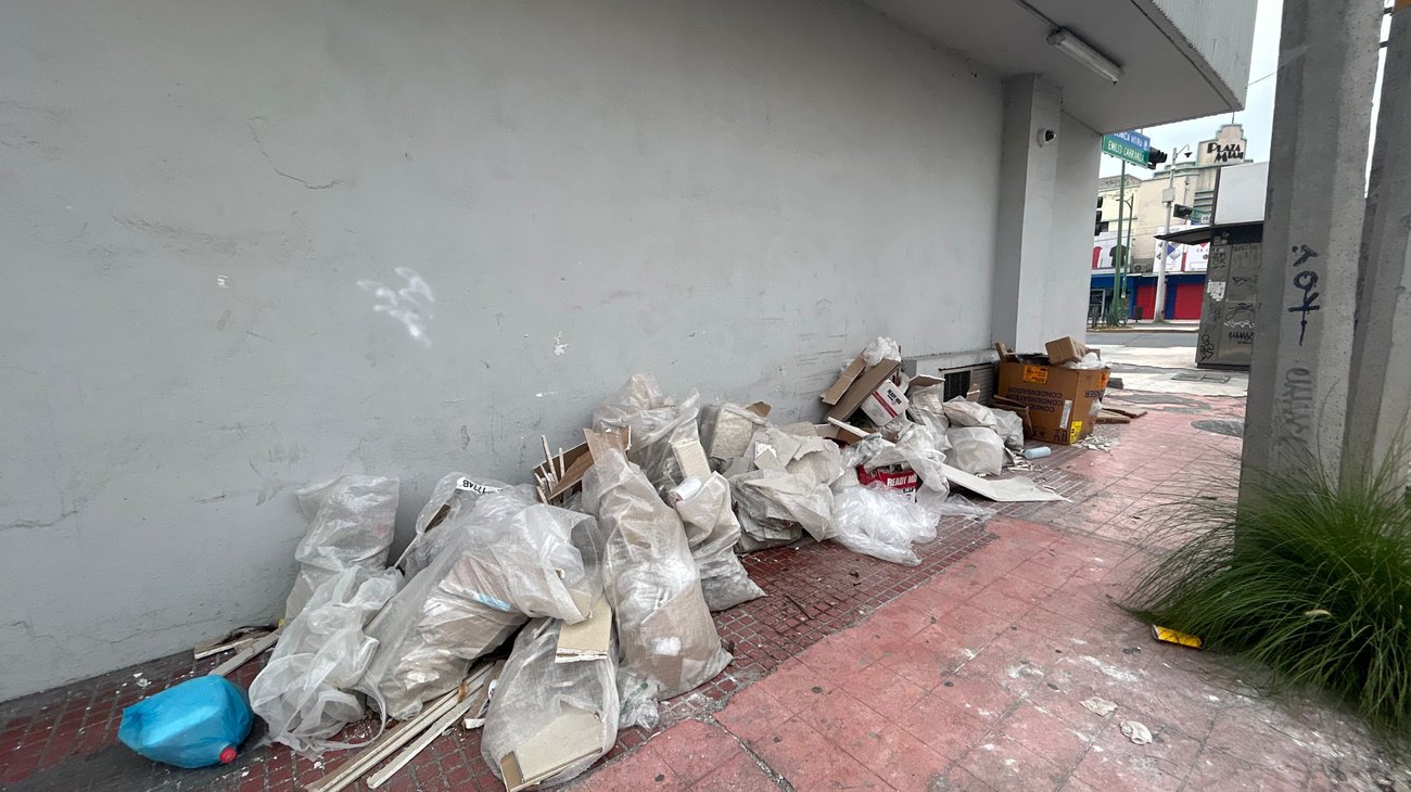 Retiran escombro que bloqueaba banqueta en el Centro de Monterrey