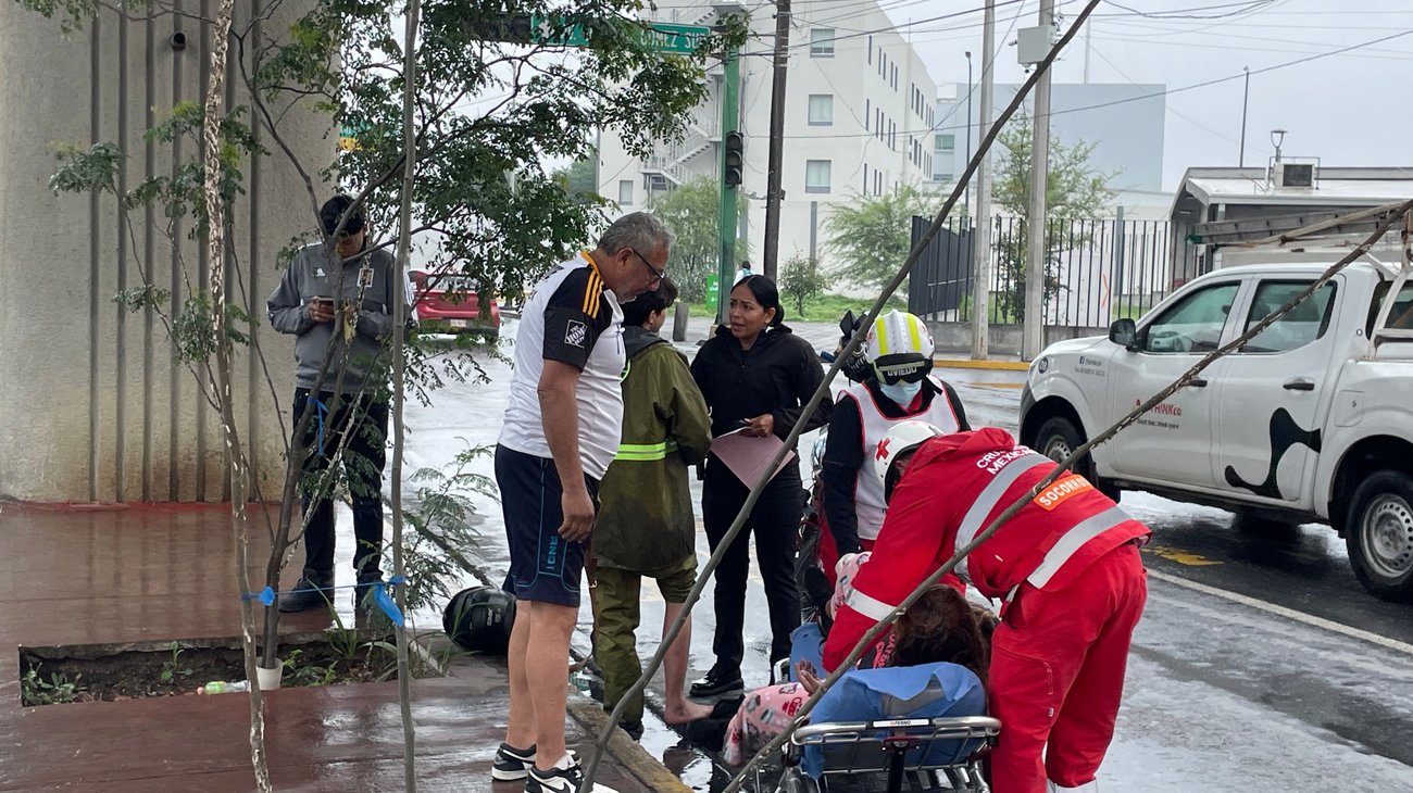 Mujer cruza viendo el celular y la atropellan en Monterrey