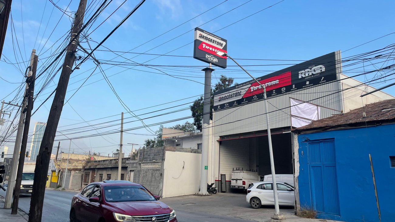 Alertan por poste dañado a punto de caer en Nuevo Repueblo