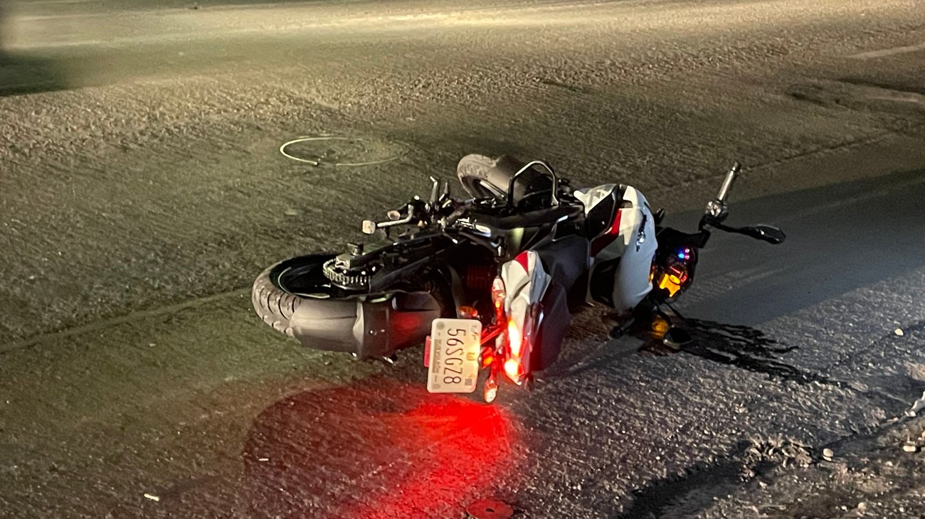 Hombre estrella su moto por exceso de velocidad en San Nicolás