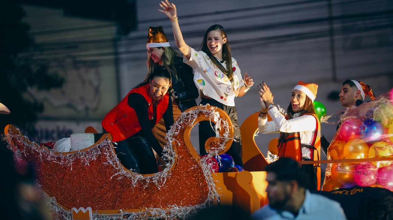 Lleva Mariana Rodríguez ambiente navideño a San Nicolás