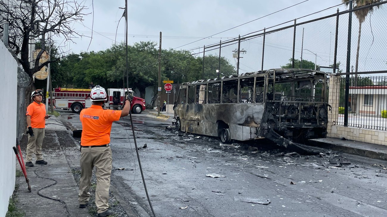 Arde camión de personal en el Centro de Apodaca