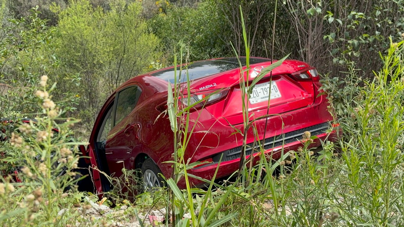 Auto avanza sin conductor y queda junto a arroyo en Lomas Verdes
