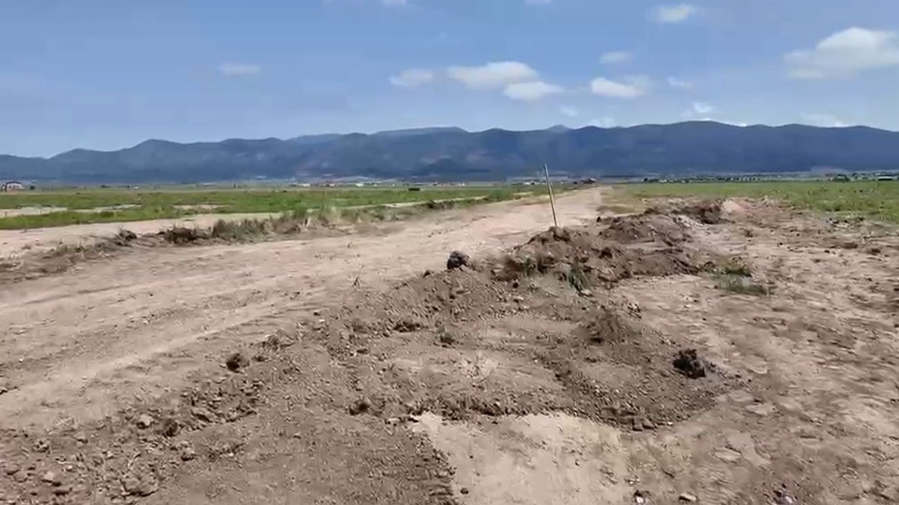 Cubren grieta en camino rural de Arteaga para evitar riesgos