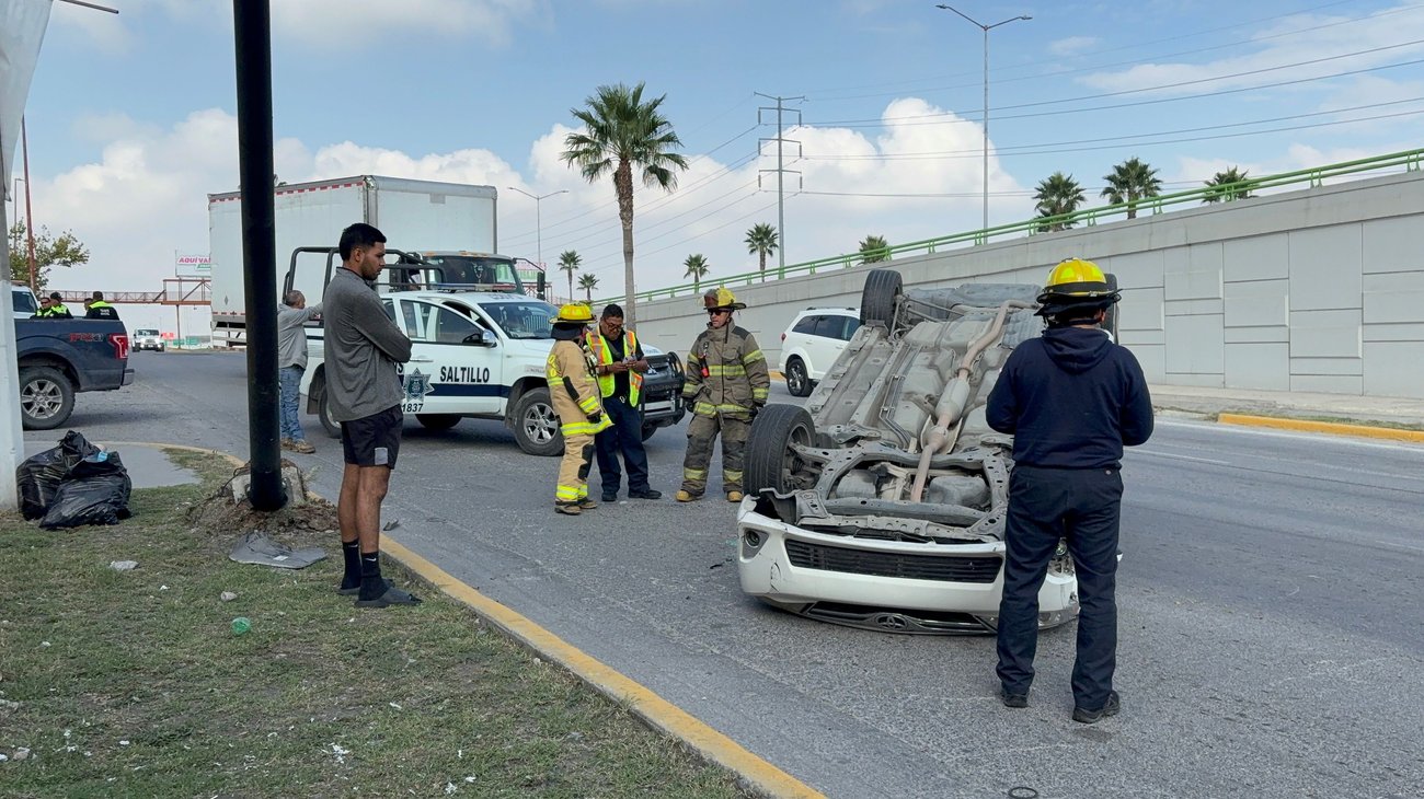 Auto vuelca tras chocar contra luminaria en Fundadores, Saltillo