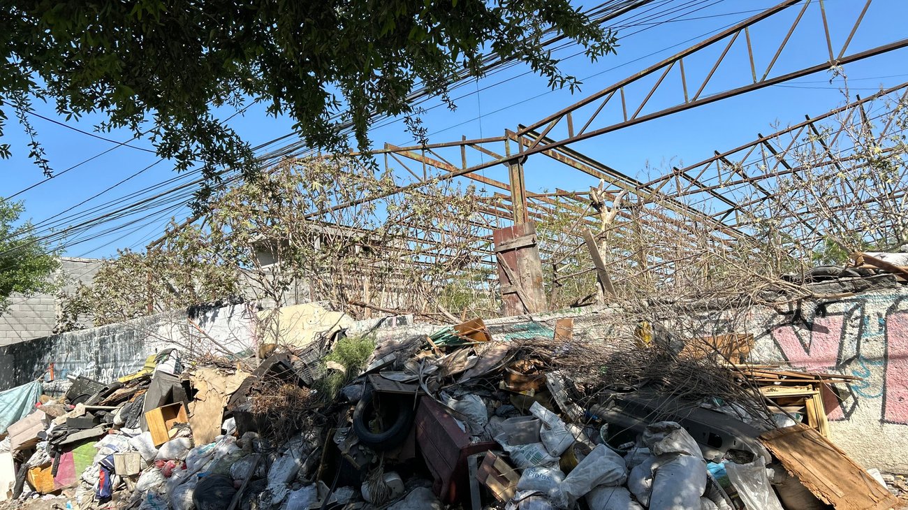 Acumulan toneladas de basura en vía pública en la Garza Nieto