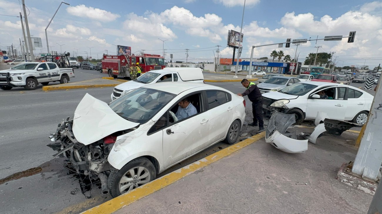 Vuelta prohibida provoca choque entre dos autos en La Lechera
