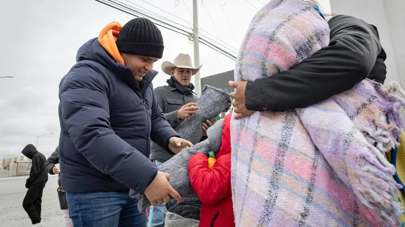 Miguel Sánchez se une a la entrega de cobertores en Zuazua