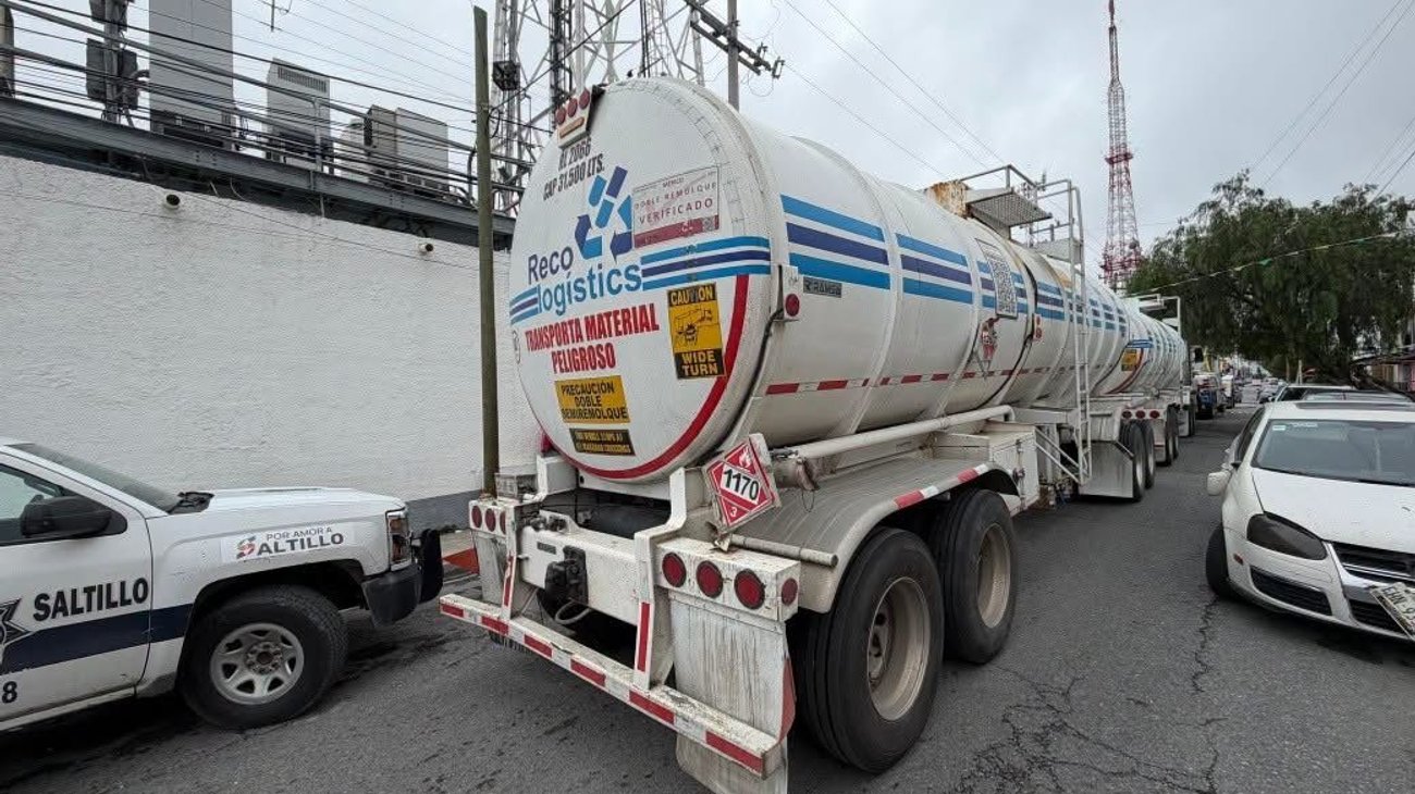 Evacúan 150 personas por riesgo de volcadura de pipa en Saltillo