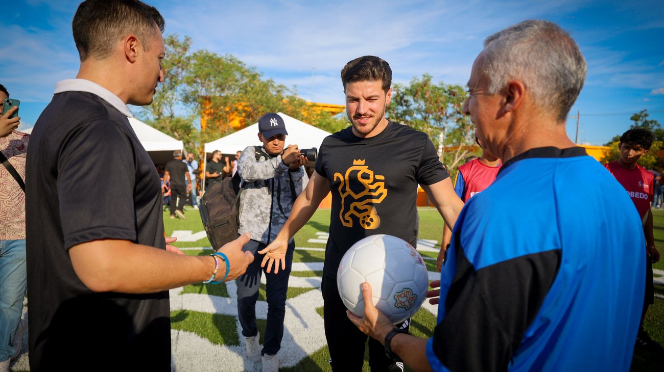 INAUGURA_GOBERNADOR_CANCHA_EN_ESCOBEDO_CON_CASCARITA_04_0061c46fac