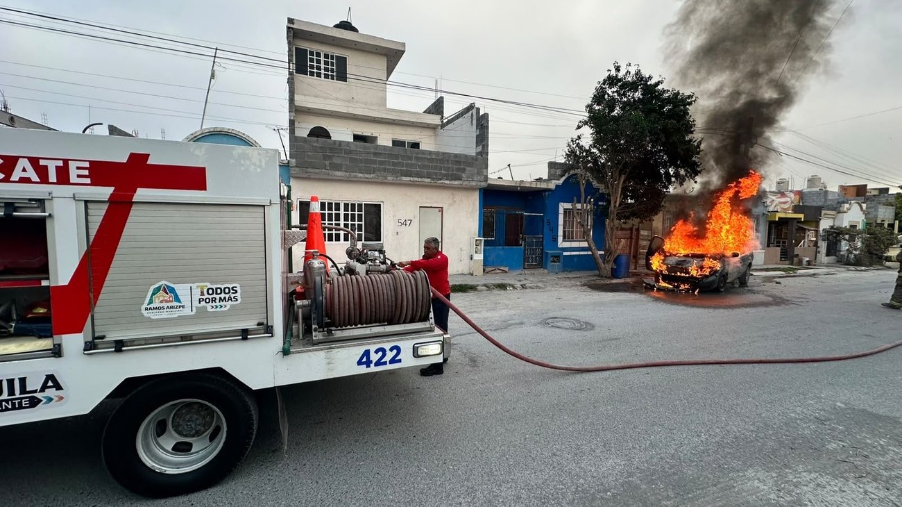  Camioneta se incendia y queda destruida en Ramos Arizpe