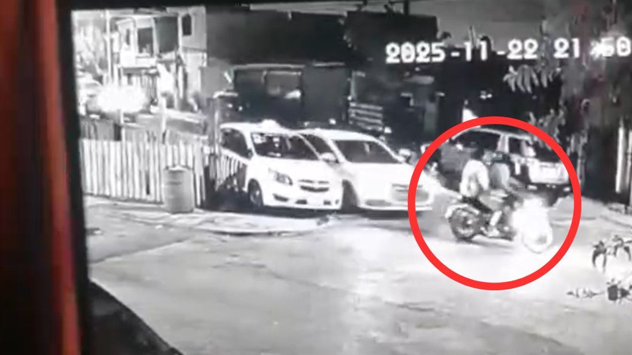 Video exhibe a conductor que embiste a motociclista y huye