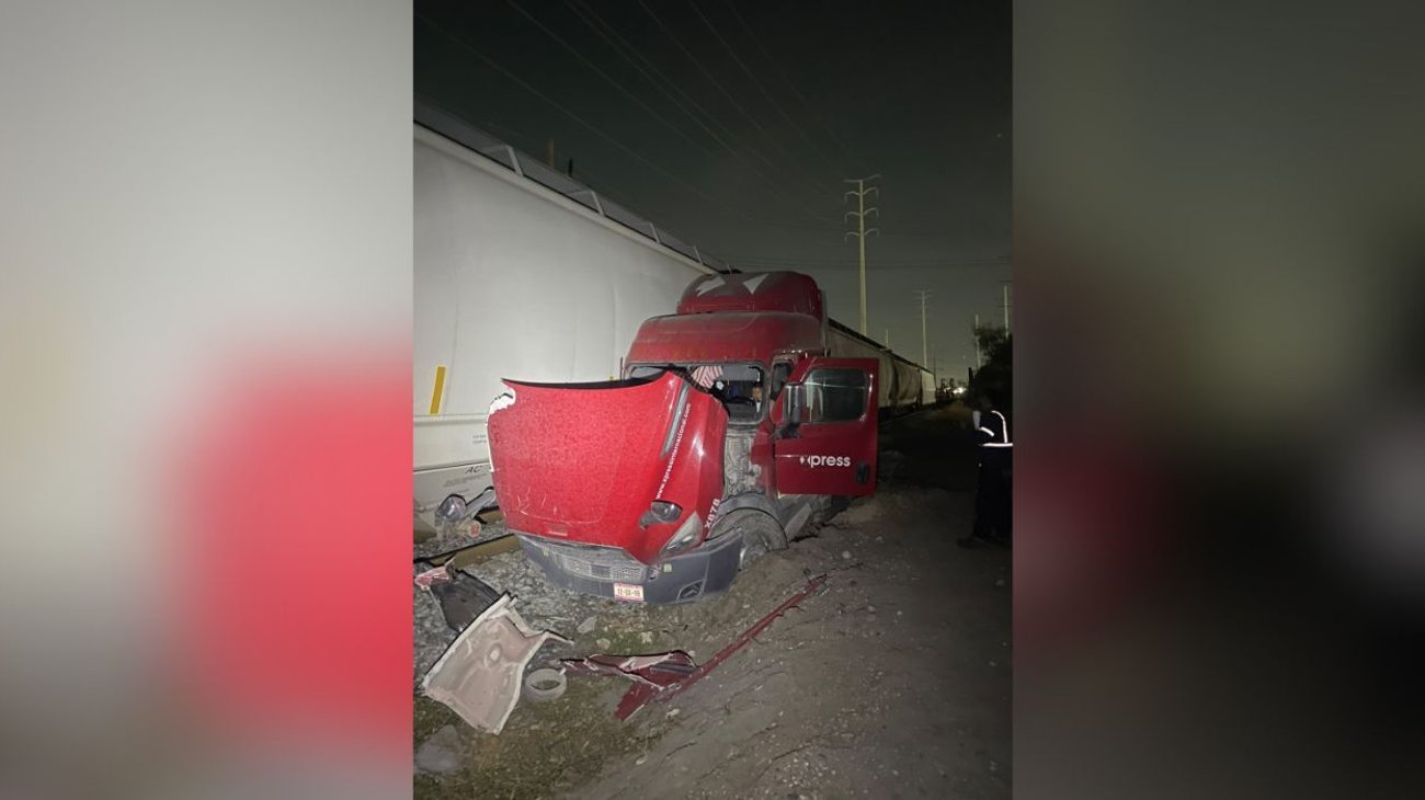 Tren arrastra tráiler en Apodaca; operador se salva tras impacto