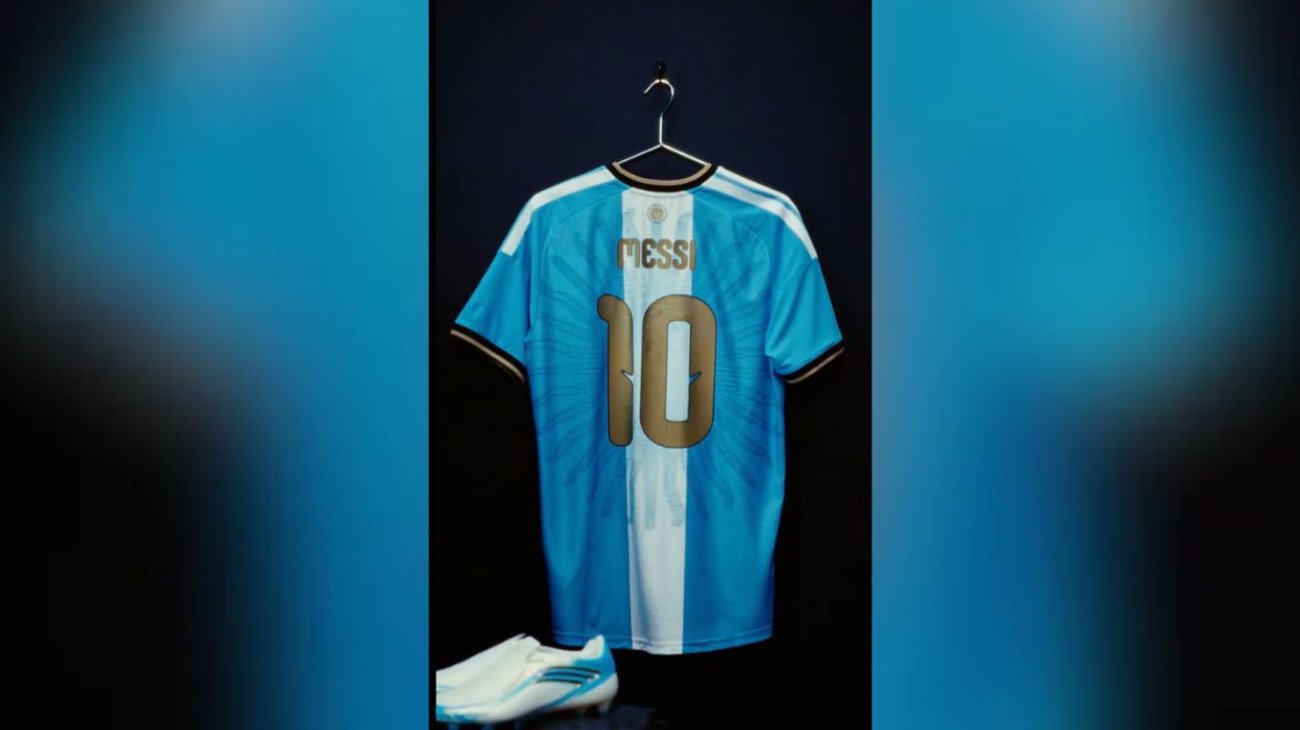 Messi presenta la camiseta oficial para su despedida