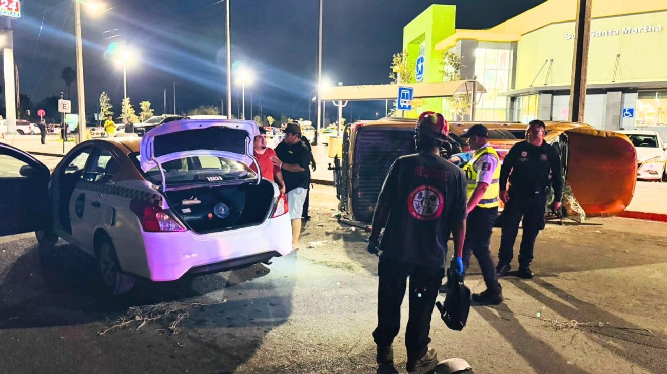 Camioneta cae encima de un taxi en Escobedo y deja lesionados
