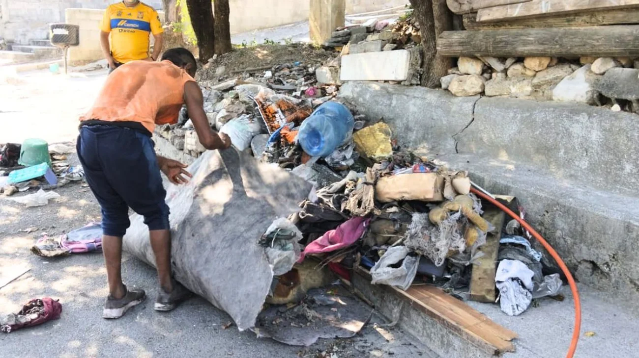 Detienen a hombre por tirar basura en la vía pública en Guadalupe