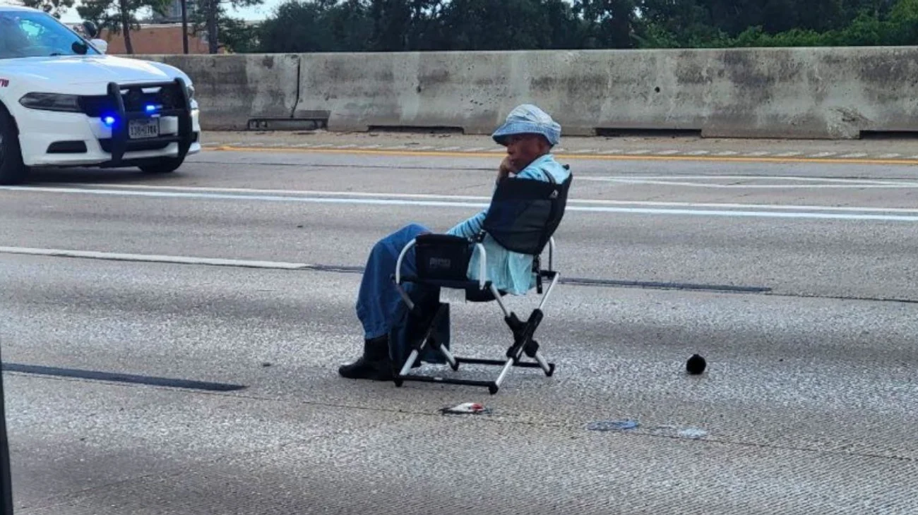 Mujer armada detiene el tráfico en Houston, Texas