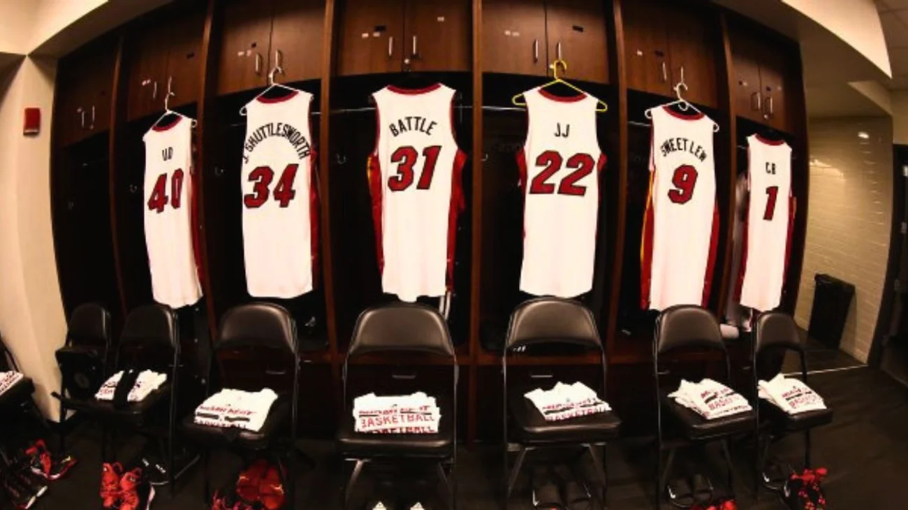 Acusan a exempleado de robar más de 400 camisetas de Miami Heat