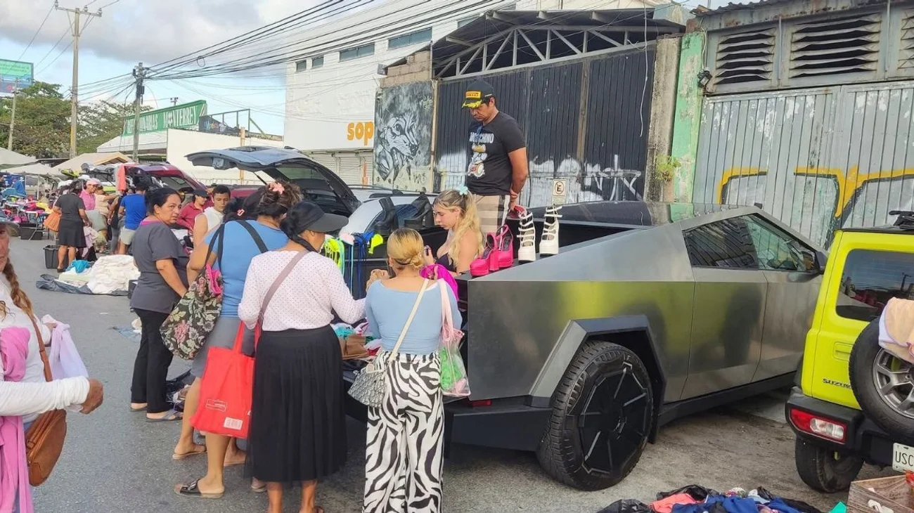 Sorprende Cybertruck en mercadito; dueña vendía ropa y zapatos